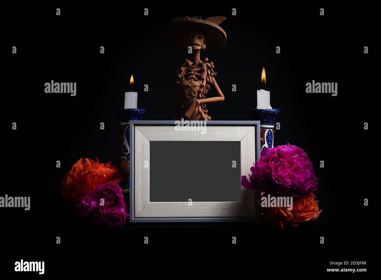 Cadre photo avec décorations de mort isolées sur fond noir Banque D'Images