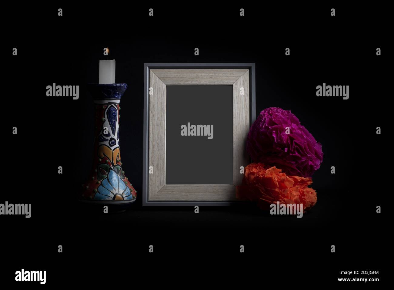 Cadre photo avec décorations de mort isolées sur fond noir Banque D'Images