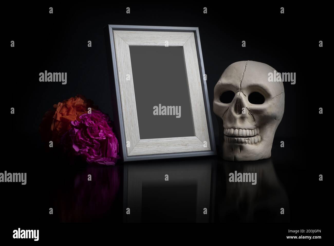 Cadre photo avec décorations de mort isolées sur fond noir Banque D'Images