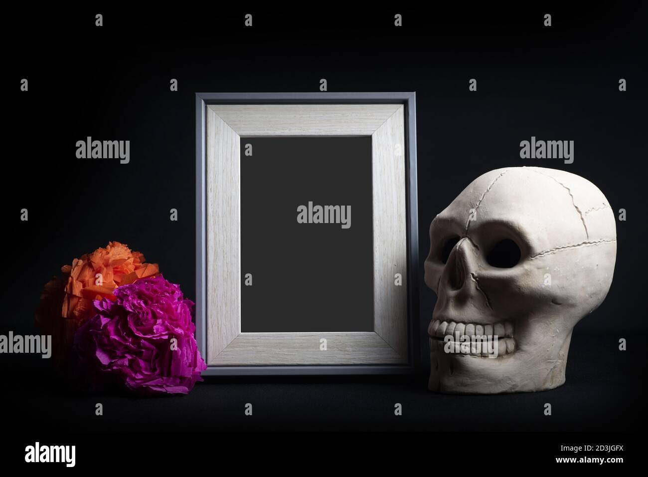 Cadre photo avec décorations de mort isolées sur fond noir Banque D'Images