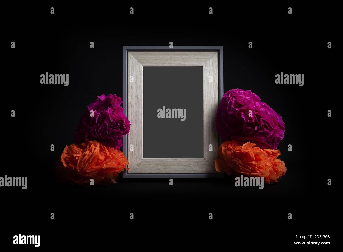 Cadre photo avec décorations de mort isolées sur fond noir Banque D'Images