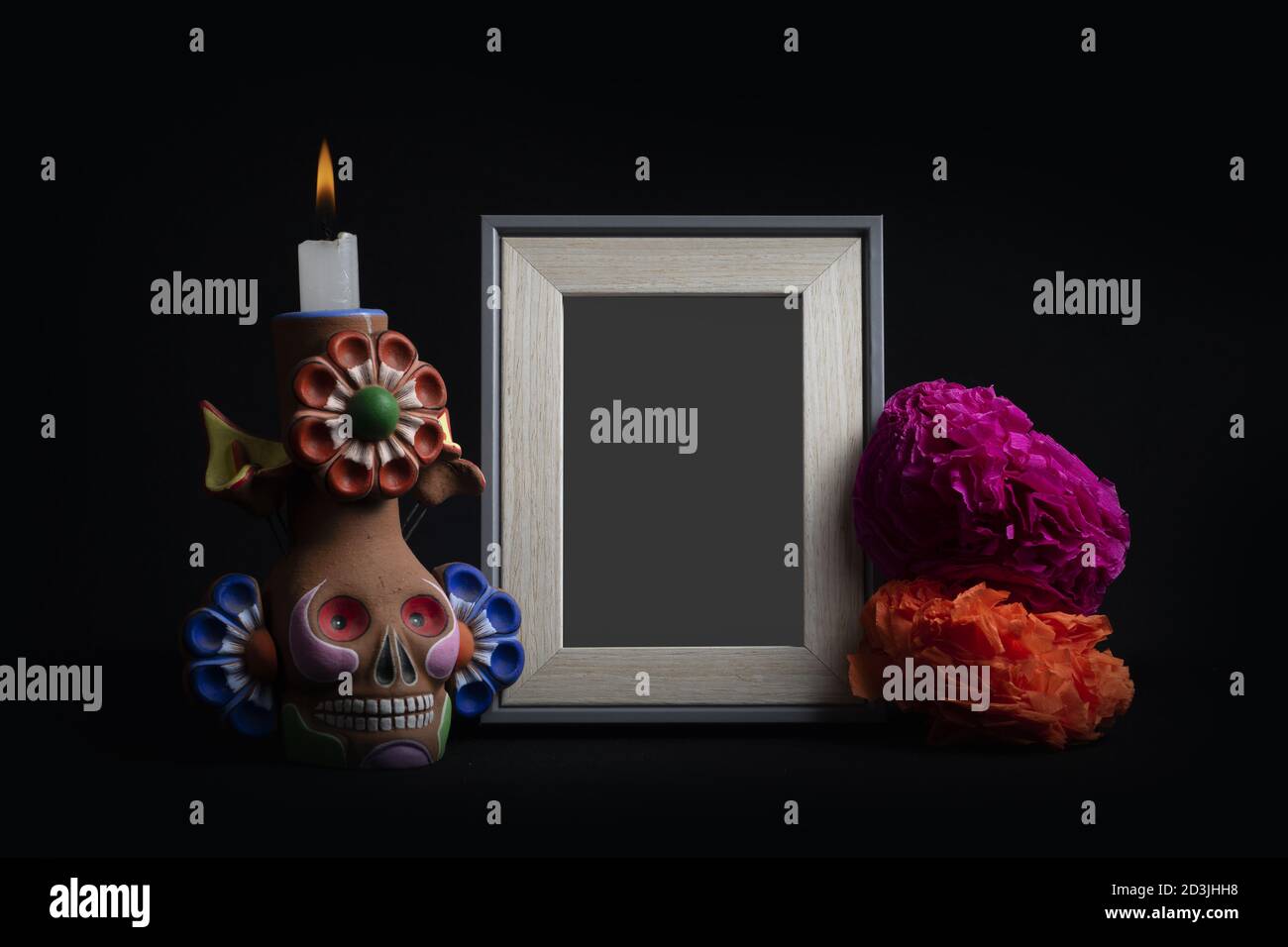 Cadre photo avec décorations de mort isolées sur fond noir Banque D'Images