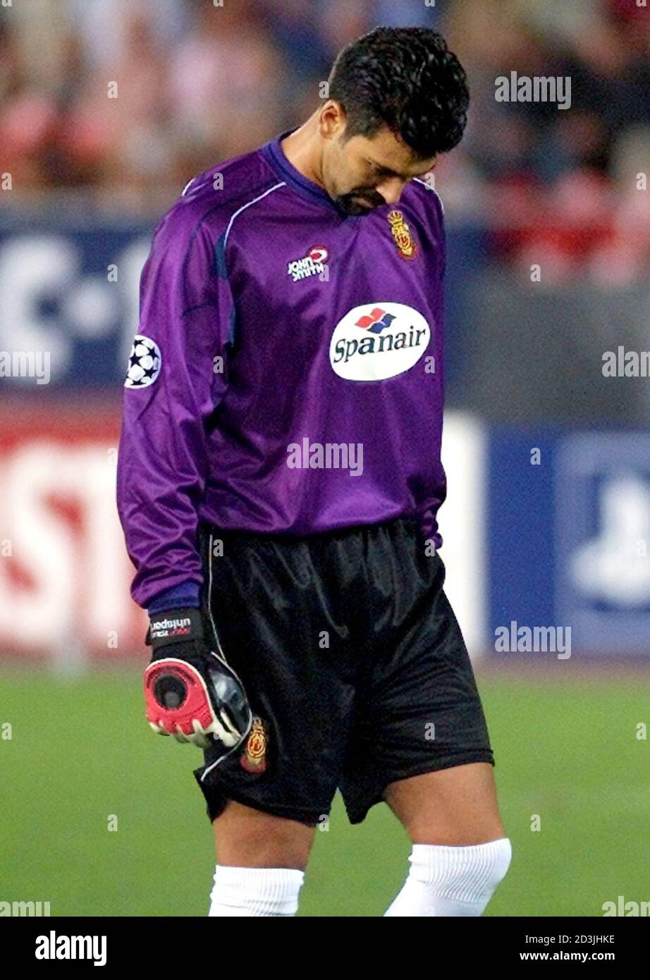 Carlos Roa Le Gardien De But Argentin Abattu De Real Mallorca Se Promene Apres Un Match De Football Du Groupe C De La Ligue Des Champions Contre Schalke 04 Au Stade Son Carlos Roa Le Gardien De But Argentin Abattu De Real Mallorca Se Promene Apres Un Match De Football Du Groupe C De La Ligue Des Champions Contre Schalke 04 Au Stade Son