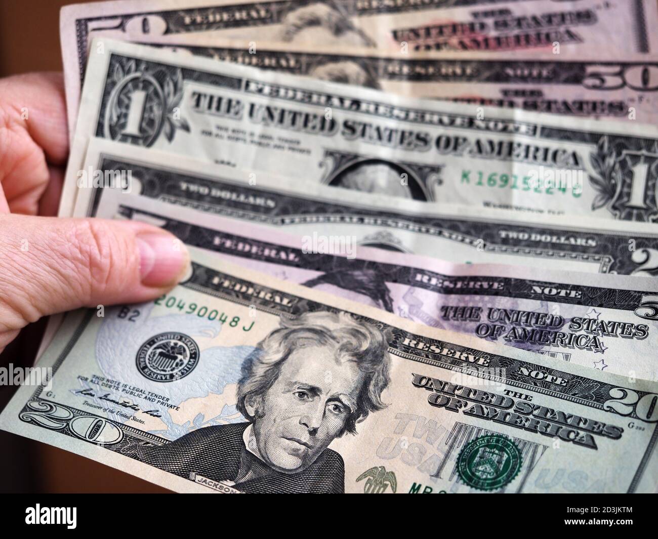 Dans cette photo, une facture de 20 dollars avec diverses factures de dollars. Banque D'Images