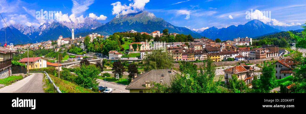 Panorama à couper le souffle de la belle ville de Belluno entourée par les montagnes des Dolomites, au nord de l'Italie Banque D'Images