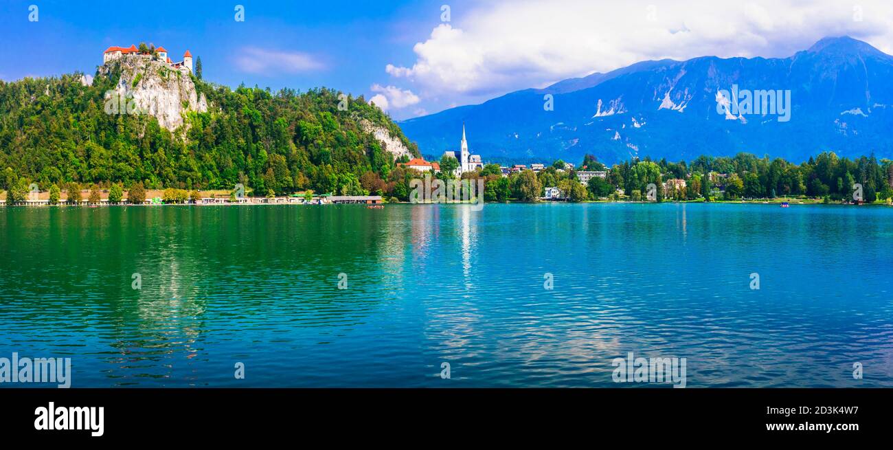 Magnifique lac romantique Bled. Vue sur le château sur le rocher. Destination touristique populaire en Slovénie Banque D'Images