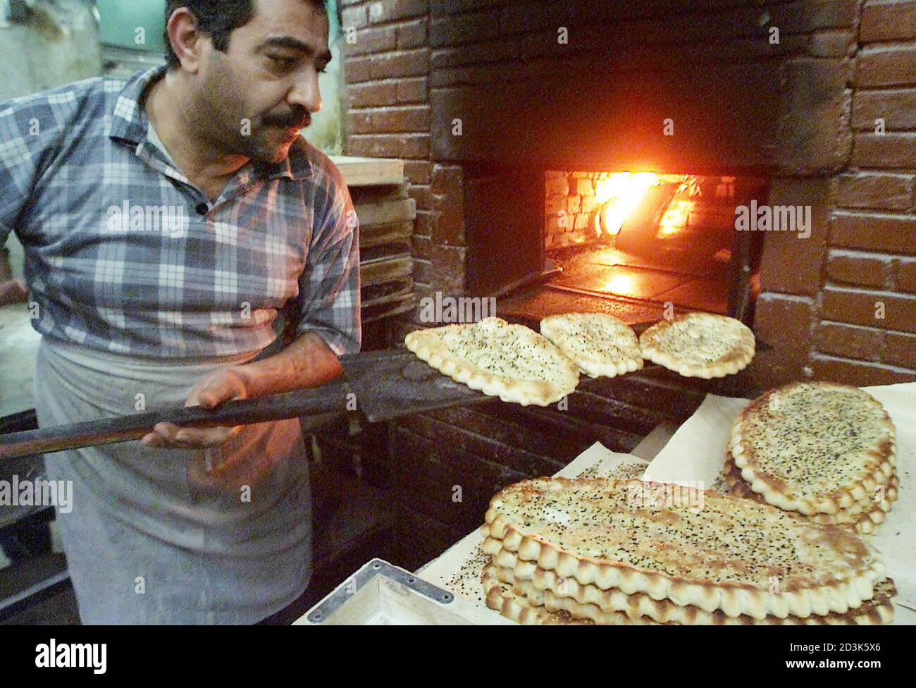 Un Boulanger Syrien Prepare Un Gateau Ma Rouk Dans La Partie Ancienne De Damscus Novembre 26 02 Ma Rouk Est Une Specialite Du Ramadan Syrien Faite De Pains Et De Sucre Les Musulmans Se Preparent