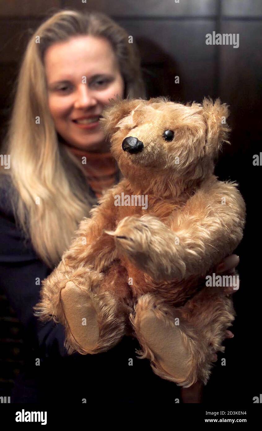 L'ours en peluche le plus ancien au monde, fabriqué par la société allemande  Steiff en 1904, est exposé à la maison de vente aux enchères Dorotheum de  Vienne le 19 octobre 2000.