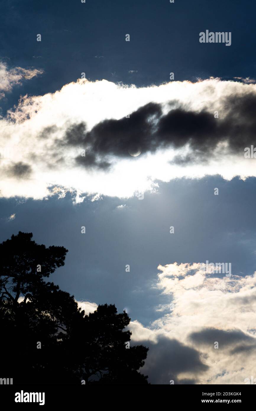 Le crépuscule, le soleil se cachait derrière les nuages noirs. Banque D'Images