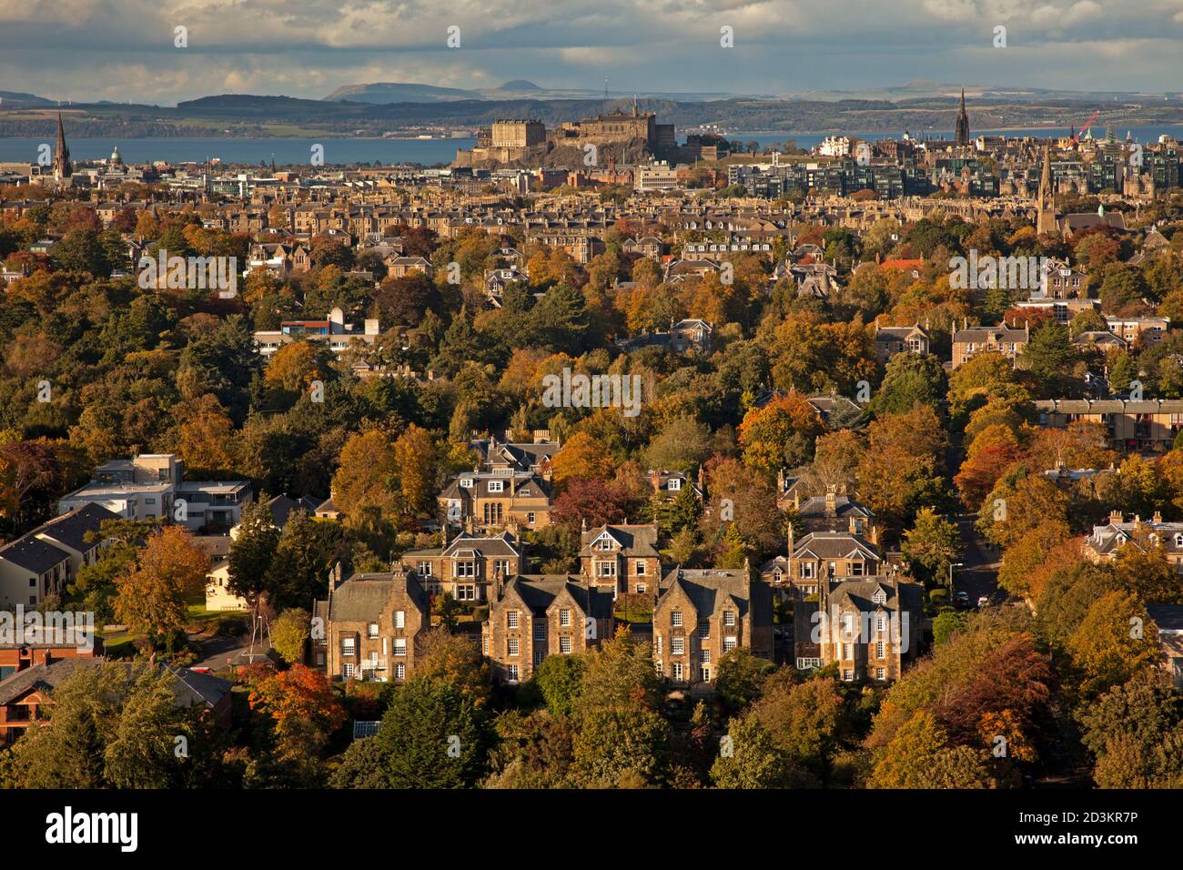 Blackford, Édimbourg, Écosse, Royaume-Uni. 8 octobre 2020. Ensoleillé à 12 degrés avec la pluie sur le chemin, douche lourde frappé tôt en soirée. La lumière du soleil cueillant les couleurs des arbres à feuilles caduques dans le paysage. Photo de la vue de Blackford Hill sur le secteur Grange et Marchmont de la ville. Crédit : Arch White/Alamy Live News. Banque D'Images