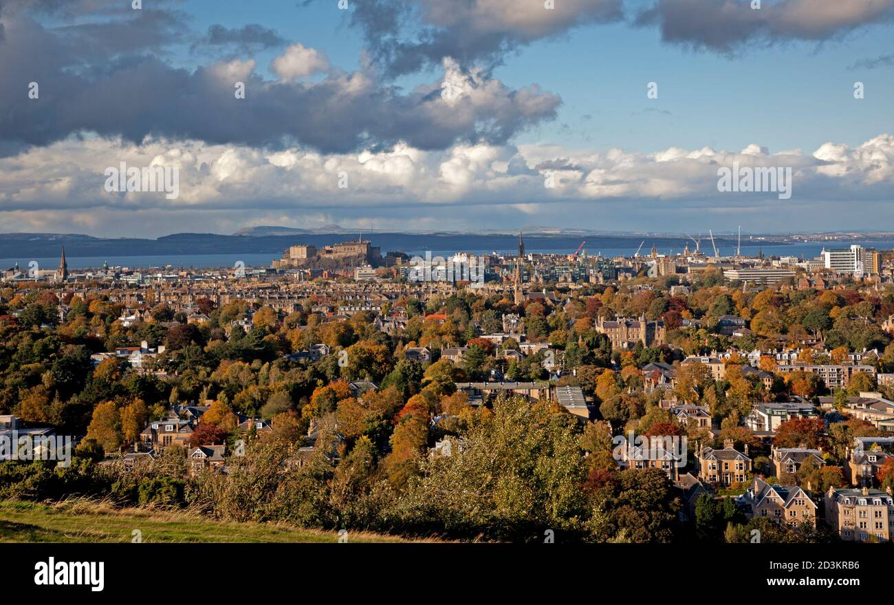 Blackford, Édimbourg, Écosse, Royaume-Uni. 8 octobre 2020. Ensoleillé à 12 degrés avec la pluie sur le chemin, douche lourde frappé tôt en soirée. La lumière du soleil cueillant les couleurs des arbres à feuilles caduques dans le paysage. Photo de la vue de Blackford Hill sur le secteur Grange et Marchmont de la ville. Crédit : Arch White/Alamy Live News. Banque D'Images