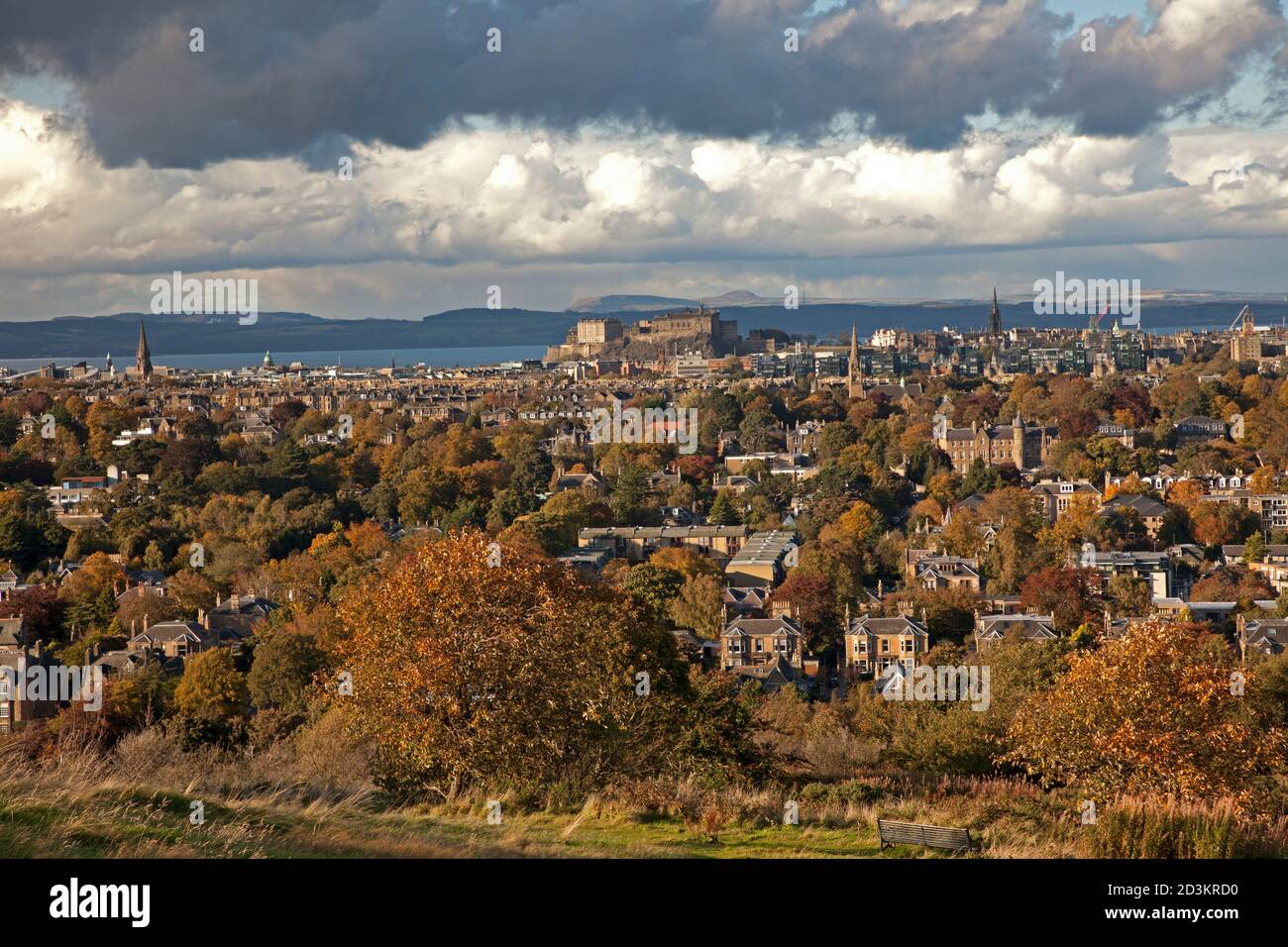 Blackford, Édimbourg, Écosse, Royaume-Uni. 8 octobre 2020. Ensoleillé à 12 degrés avec la pluie sur le chemin, douche lourde frappé tôt en soirée. La lumière du soleil cueillant les couleurs des arbres à feuilles caduques dans le paysage. Photo de la vue de Blackford Hill sur le secteur Grange et Marchmont de la ville. Crédit : Arch White/Alamy Live News. Banque D'Images