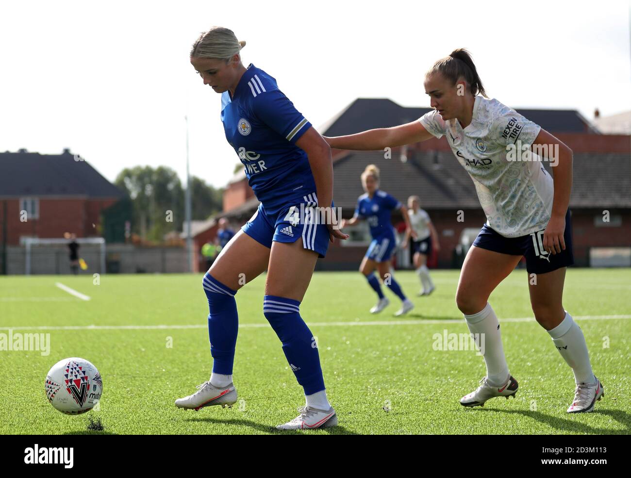 Aimee Everett de Leicester City et Georgia Stanway de Manchester City (à droite) se battent pour le ballon lors du match de finale de la coupe Vitality Women's FA Cup Quarter au stade Farley Way, Loughborough. Banque D'Images