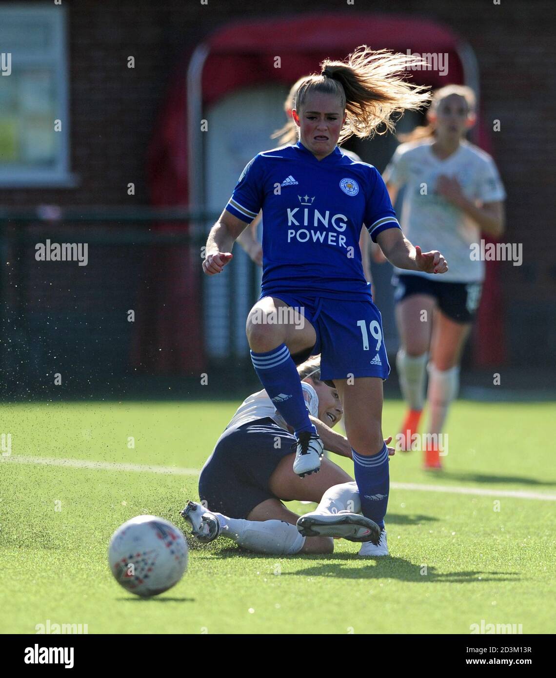 Millie Farrow (avant) de Leicester City et Steph Houghton de Manchester City se battent pour le ballon lors du match de finale de la coupe Vitality pour femmes FA au stade Farley Way, Loughborough. Banque D'Images