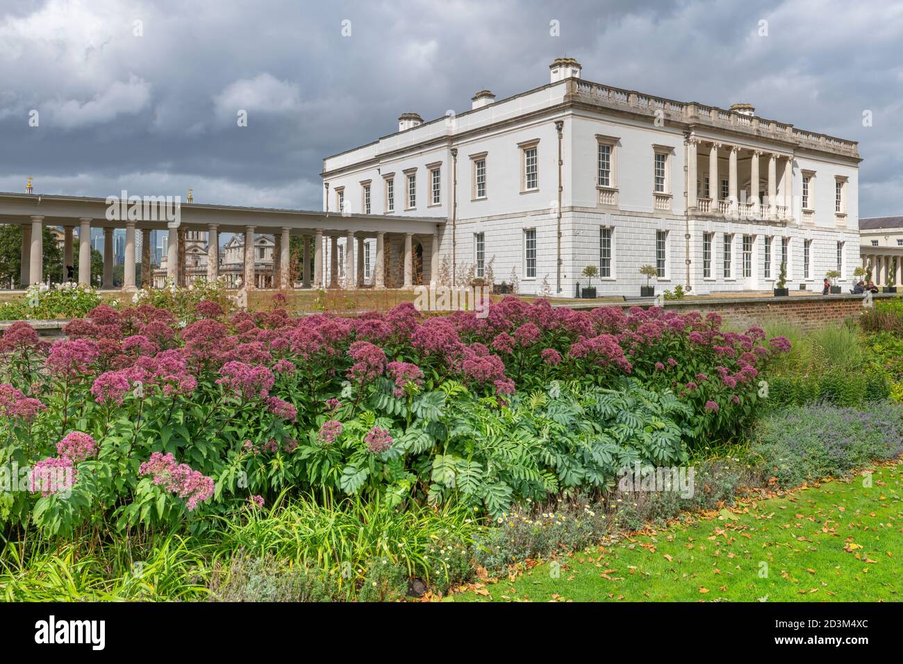 Greenwich Park , Sud-est de Londres, Angleterre. Vendredi 21 août 2020. Le Musée maritime de Green, à la journée d'intervalles ensoleillés et d'une brise modérée Banque D'Images