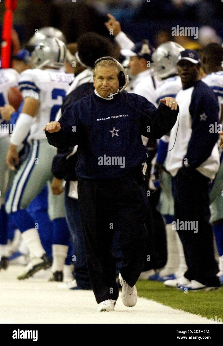 Dave Campo, entraîneur en chef des Dallas Cowboys, se déplace sur la touche lors du deuxième trimestre, contre les Philadelphia Eagles au Texas Stadium à Irving, le 21 décembre 2002. REUTERS/Jeff Mitchell JM/HB Banque D'Images