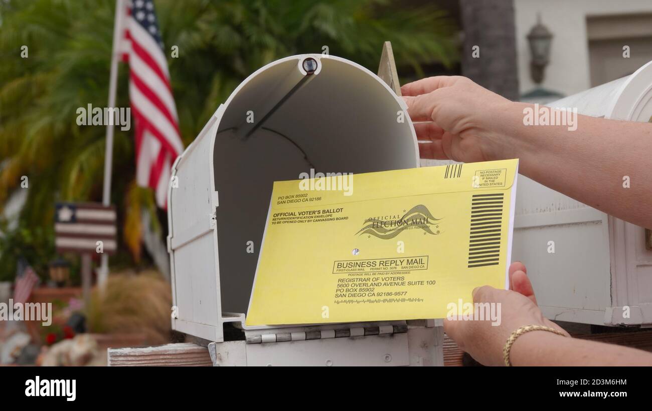 Boîte aux lettres américaine avec drapeaux, les mains des femmes âgées retournant le bulletin de vote par courrier. Éditorial illustré pris dans Vista, CA / USA le 8 octobre 2020 Banque D'Images