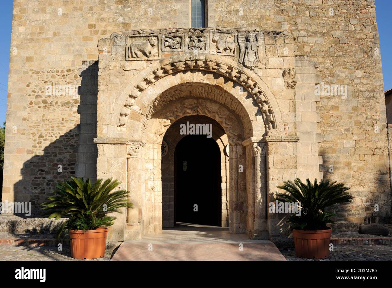 Porte d'entrée, Sanctuaire de Santa Maria di Anglona, Tursi, Basilicate, Italie Banque D'Images
