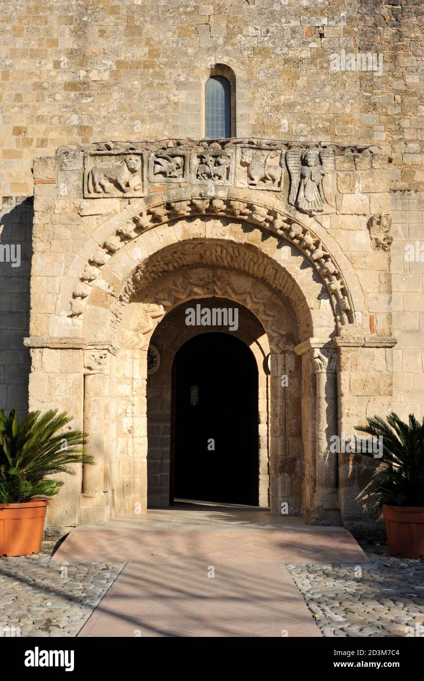 Porte d'entrée, Sanctuaire de Santa Maria di Anglona, Tursi, Basilicate, Italie Banque D'Images