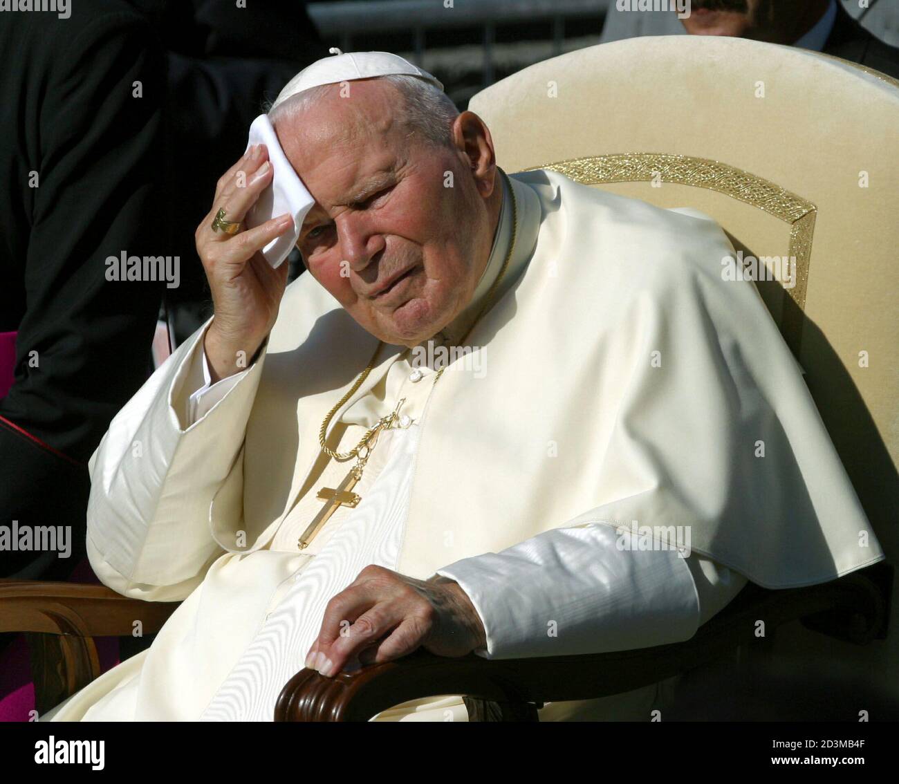 Le Pape Jean-Paul II utilise un mouchoir pour couvrir son visage contre le  soleil fort alors qu'il part pour l'aéroport près de Lourdes, le 15 août  2004. Le pape Jean-Paul, un malade