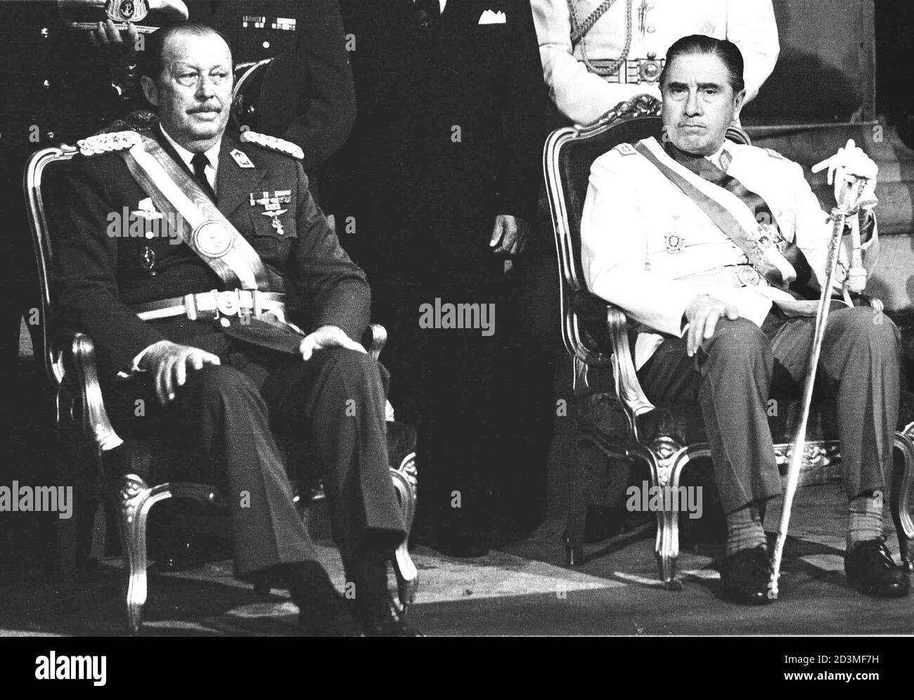 Les dictateurs militaires Alfredo Stroessner (L) du Paraguay et Augusto