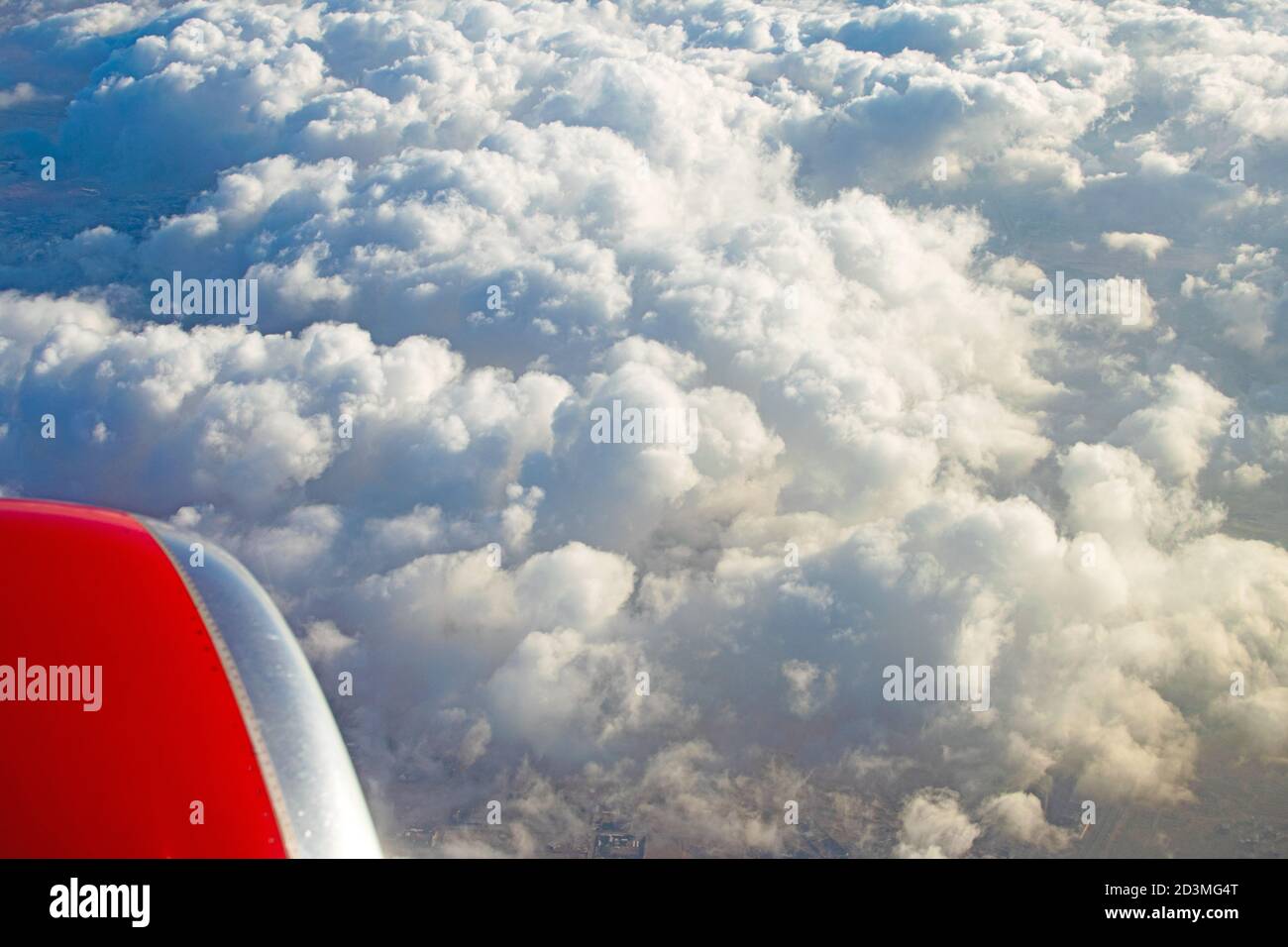 Vue magnifique sur les nuages depuis la fenêtre de l'avion. Banque D'Images