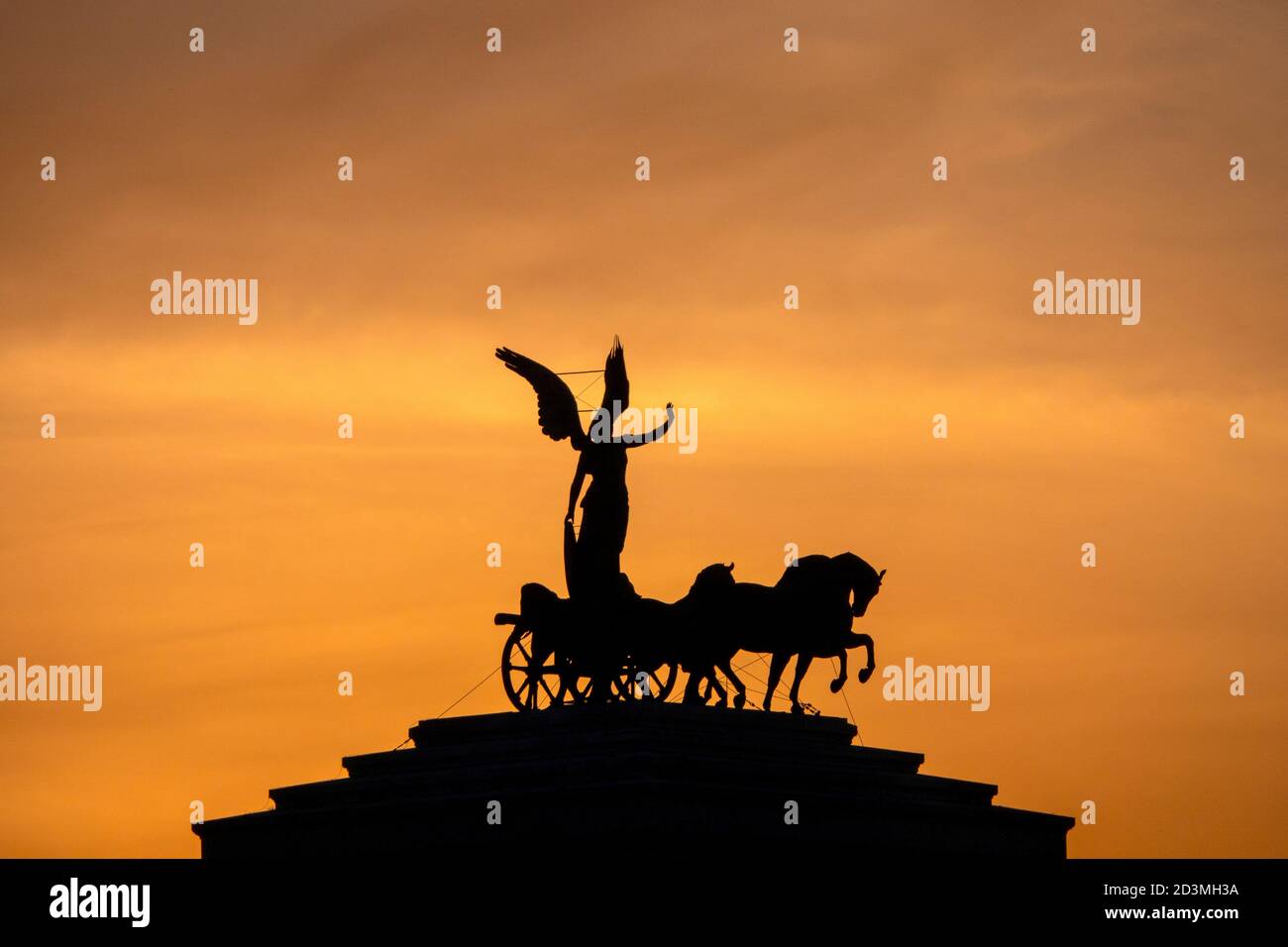Statue de la déesse Victoria équitation sur quadriga sur le haut du monument de Vittorio Emanuele II au coucher du soleil, Rome, Italie Banque D'Images