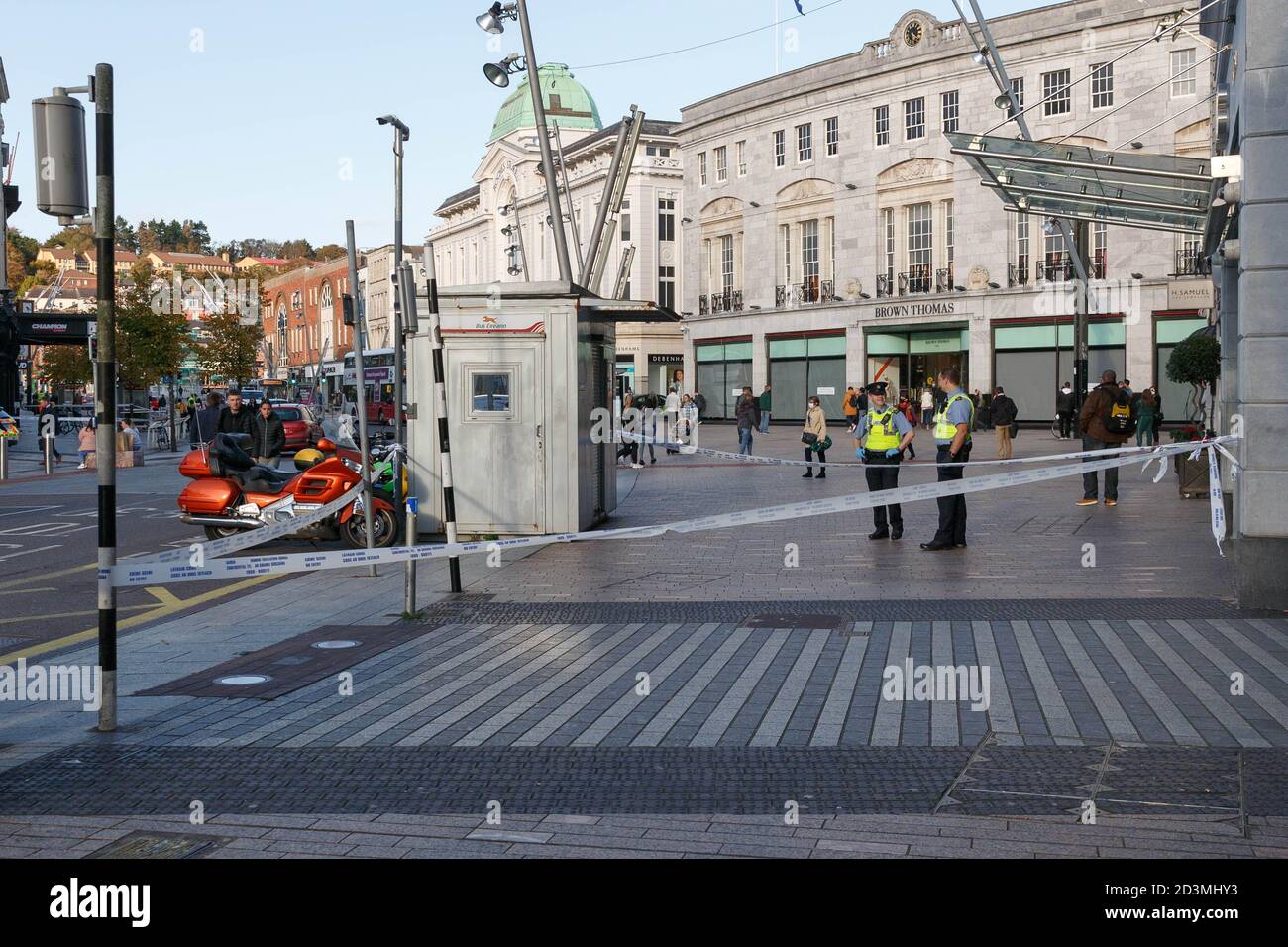 Cork, Irlande, le 8 octobre 2020. Suspecté de poignarder dans une rue très fréquentée, Cork City. Vers 4:30 cet après-midi, un soupçon de poignarder s'est produit à l'extérieur de l'ancien Savoy, sur la rue St Patrick. Des témoins ont déclaré que l'incident s'était produit alors qu'un combat avait éclaté de l'autre côté de la rue à la banque AIB entre deux hommes. L'assaillant a tenté de s'enfuir mais la victime l'a chassé de l'autre côté de la rue, ils ont ensuite commencé à se battre dans la station de taxi alors qu'un homme tentait d'entrer dans un taxi. Le combat s'est ensuite répandu dans la porte de l'ancien théâtre Savoy où un homme a poignardé l'autre, des piscines de sang sont visibles sur les lieux. C Banque D'Images