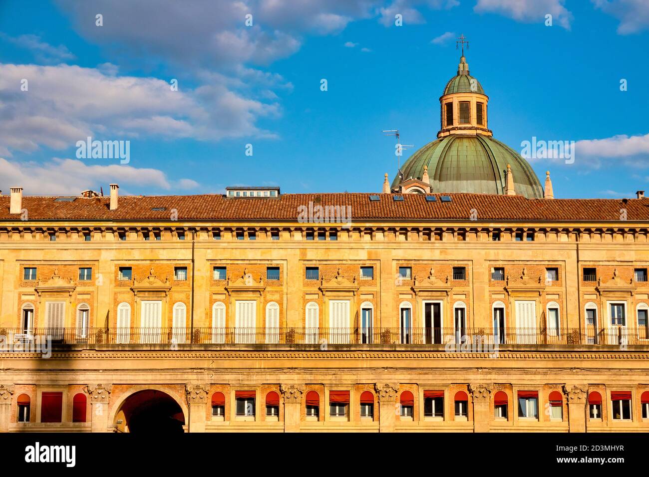 Palazzo dei Banchi sur la Piazza Maggiore et le dôme de Santa Maria della Vita, Bologne, Italie Banque D'Images