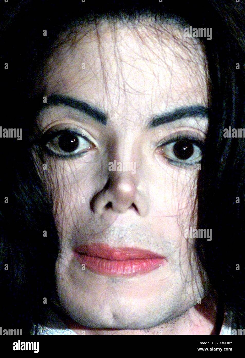 Le popstar américain Michael Jackson arrive à l'Oxford University Union  pour donner une conférence et lancer son initiative mondiale pour les  enfants « Heal the Kids » le 6 mars 2001. J[ackson