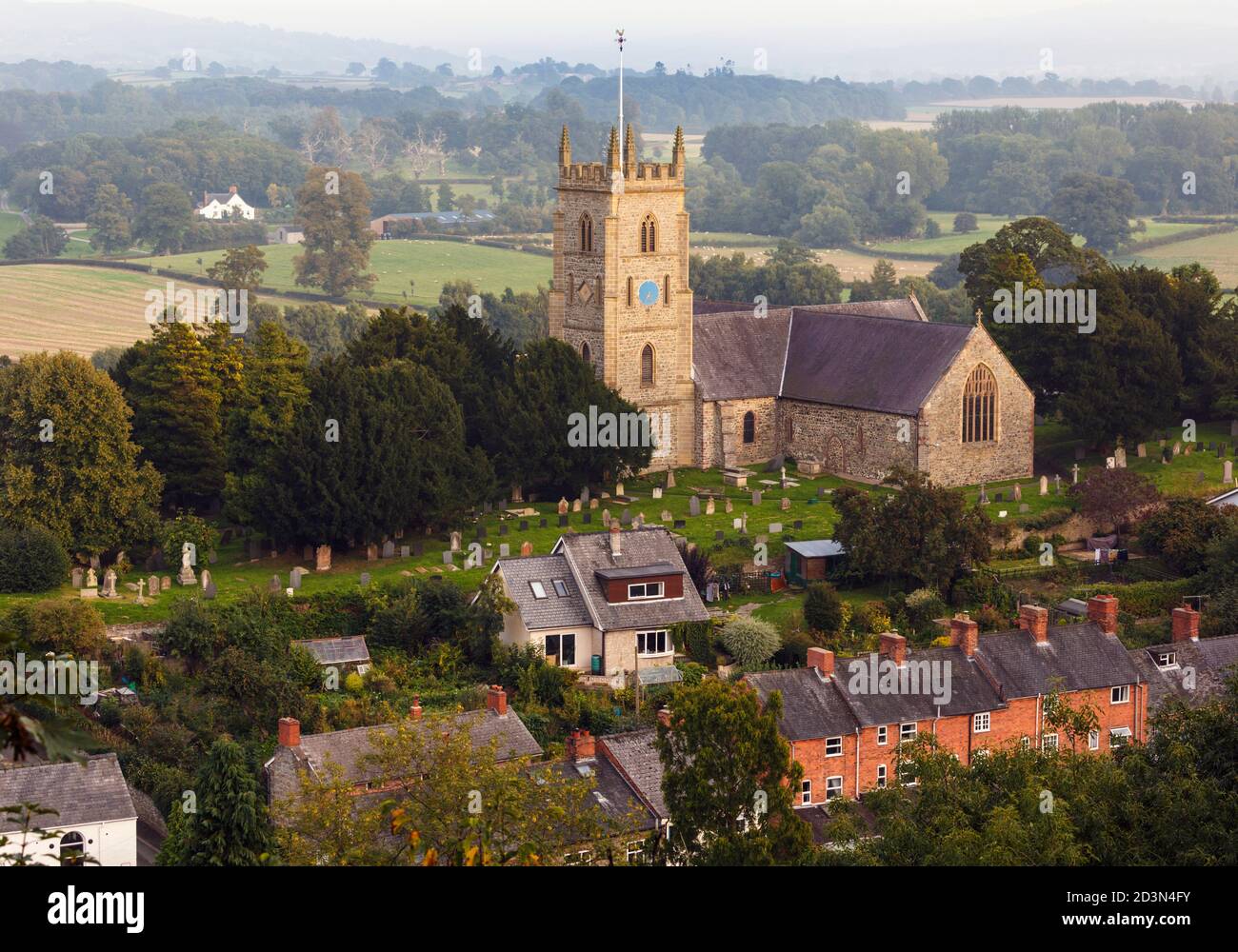 Montgomery, Powys, pays de Galles, Royaume-Uni. Vue sur l'église paroissiale Saint-Nicolas. Banque D'Images