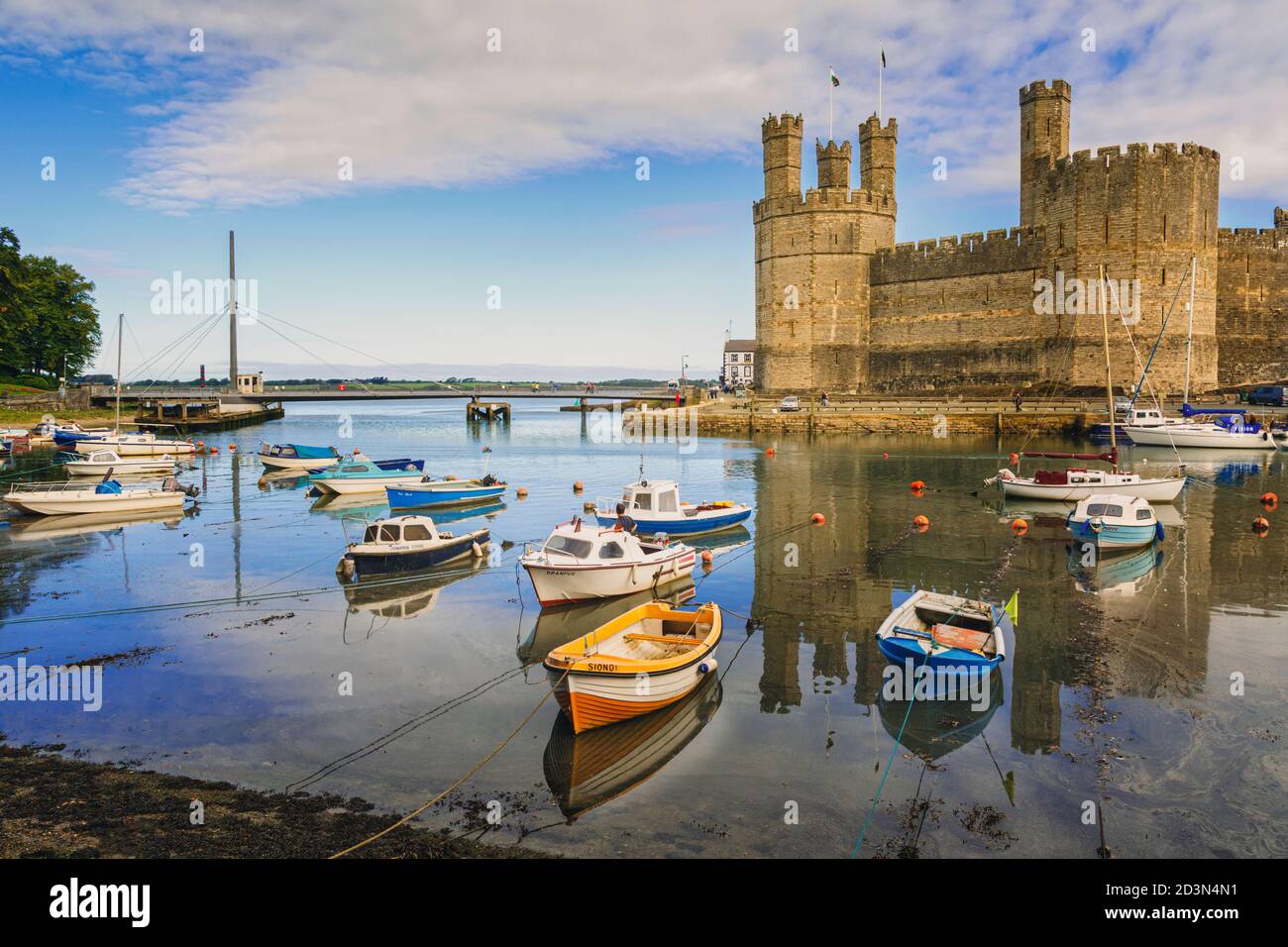 Ou Caernarfon Carnarvon ou Caernarvon, Gwynedd, Pays de Galles, Royaume-Uni. Château de Caernarfon vu de l'autre côté de la rivière Seiont. Il fait partie de l'UNESCO Worl Banque D'Images