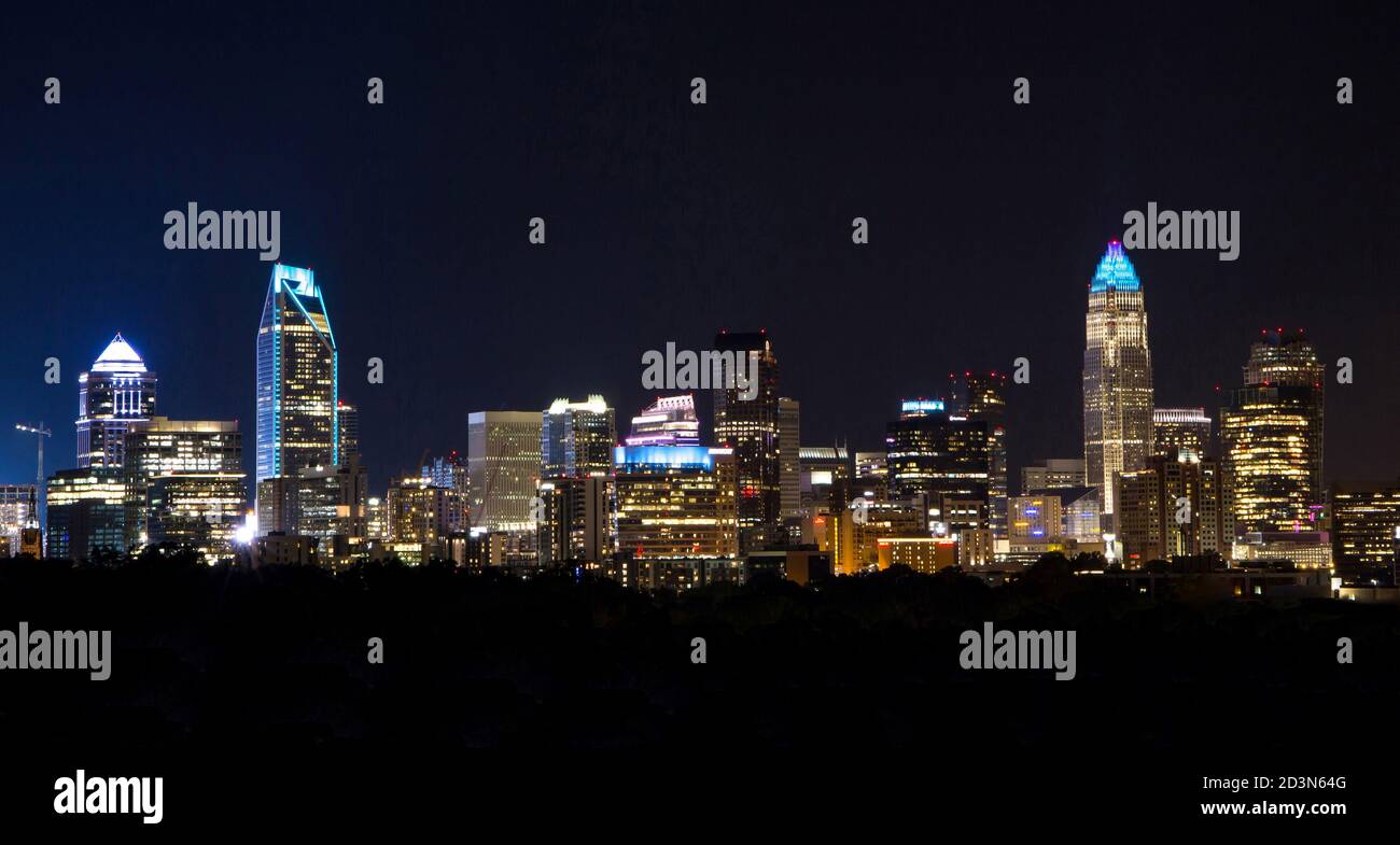 Horizon éblouissant de Charlotte, en Caroline du Nord, la nuit -- l'une des villes les plus florissantes d'Amérique. Banque D'Images