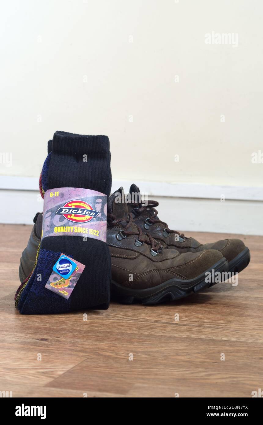 Paire de chaussettes et bottes de travail noires Dickies pour Homme,  Royaume-Uni Photo Stock - Alamy