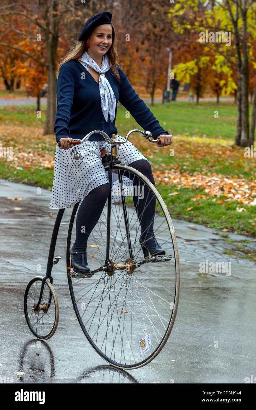 Femme à vélo sur Penny Farthing vélo Banque D'Images