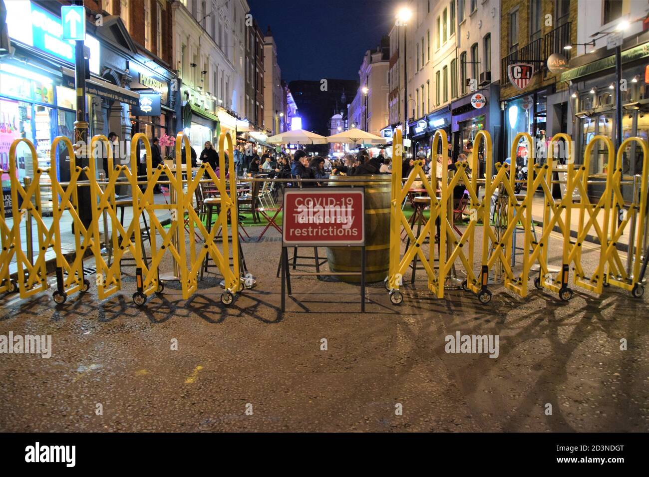 Place assise temporaire dans une rue extérieure dans les bars et restaurants de Old Compton Street, Soho, Londres avec panneau Covid-19, septembre 2020 Banque D'Images