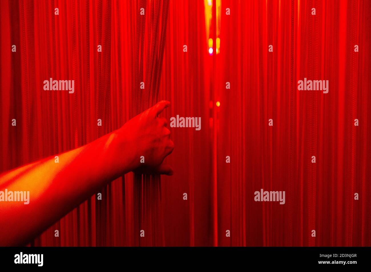 Promenade à travers l'expérience du fil rouge à Cosmos Muzeum - musée immersif des illusions, Varsovie, Pologne Banque D'Images