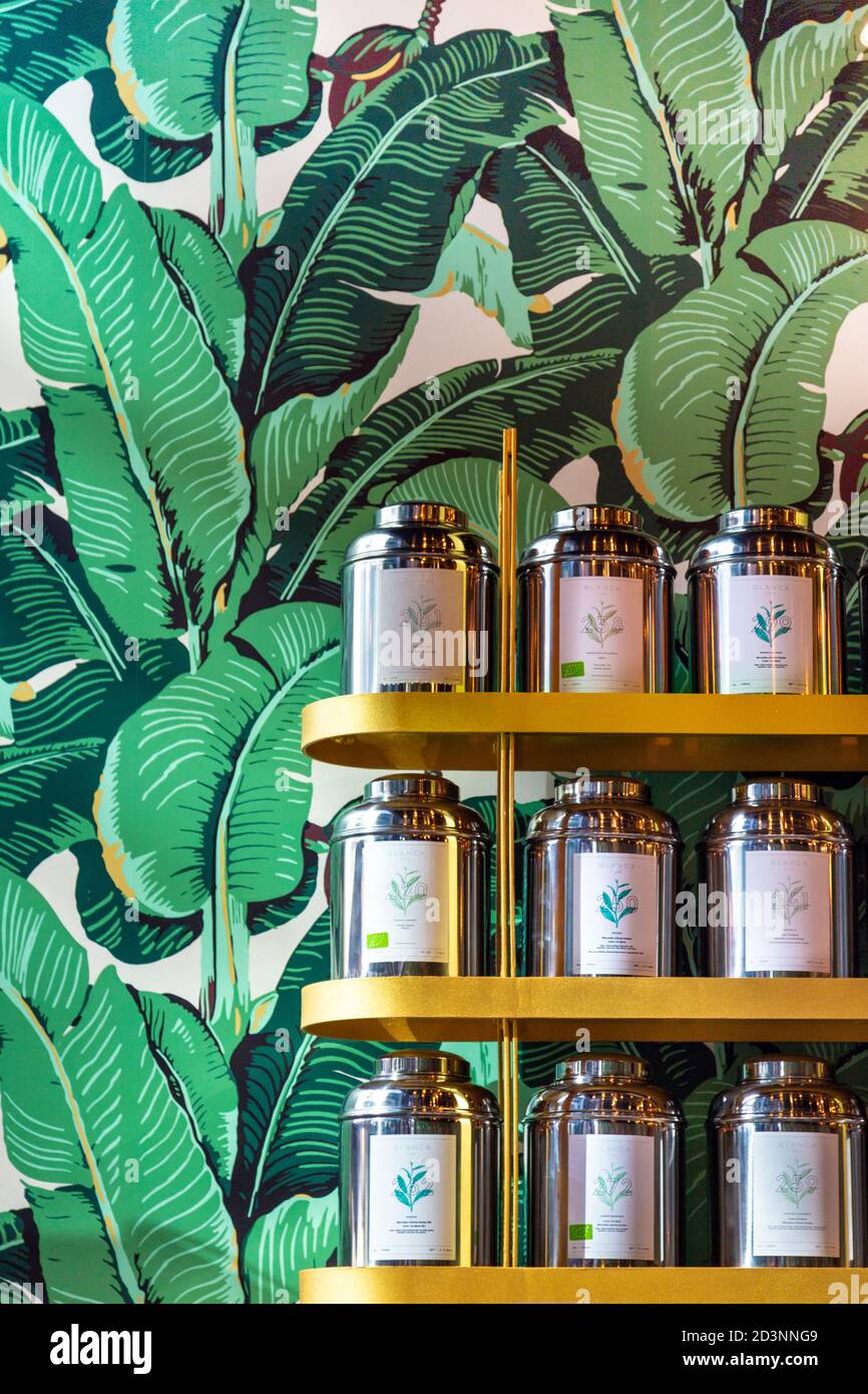 Gros plan des boîtes à thé à l'intérieur de la salle de thé Odette, Varsovie, Pologne Banque D'Images