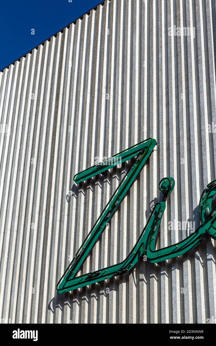 Gros plan du panneau de néon Zieleniak sur la façade, place du marché des produits d'épicerie frais, quartier d'Ochota, Varsovie, Pologne Banque D'Images