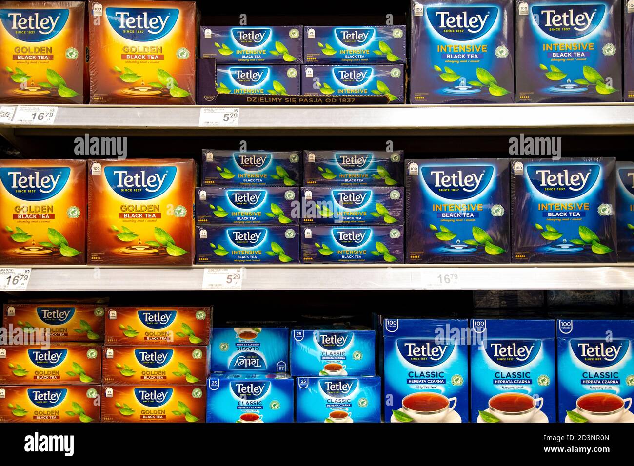 Sélection de thés Tetley dans des boîtes sur des étagères à un supermarché Banque D'Images