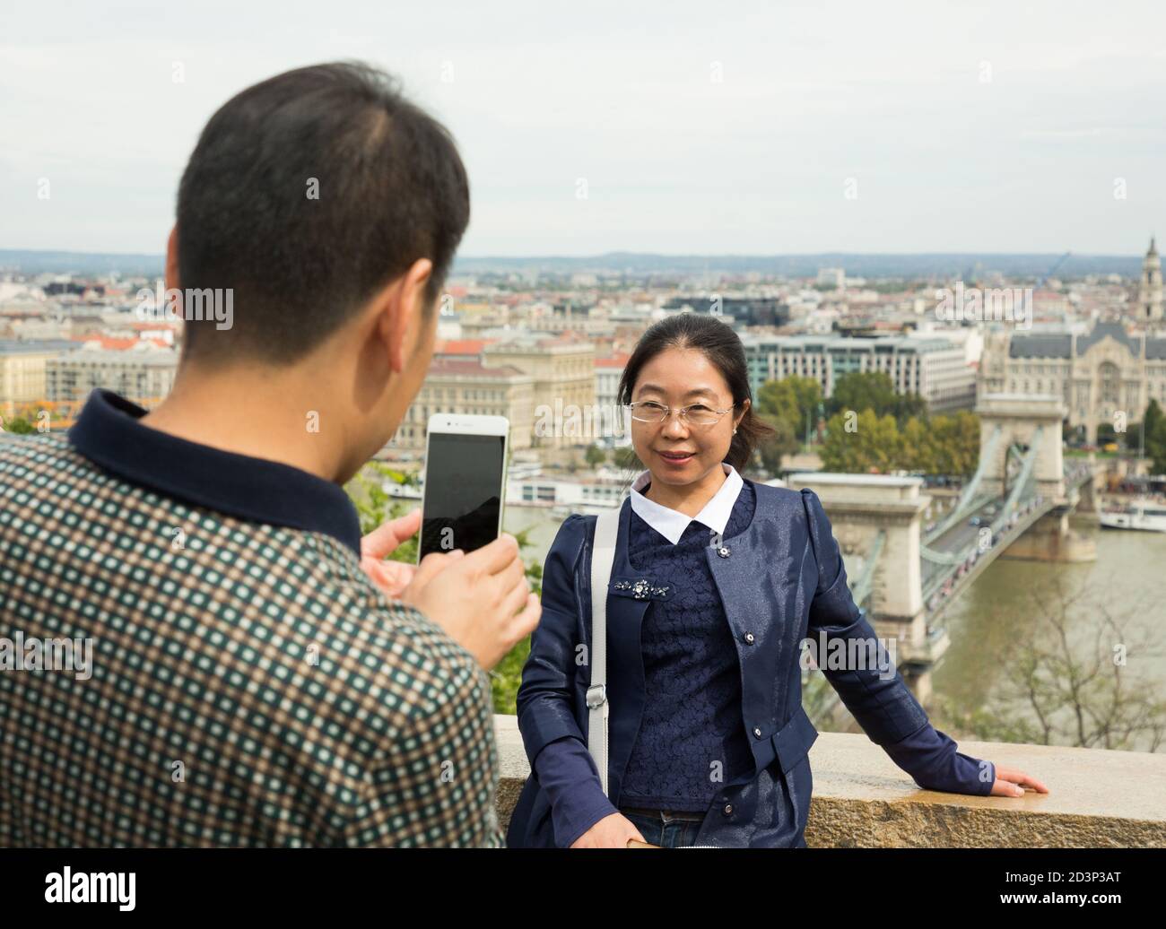 Touristes prenant des photos à Budapest, Hongrie Banque D'Images