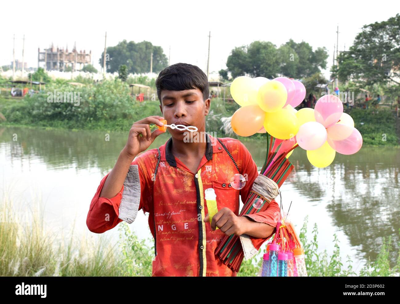 Un jeune vendeur de rue vend ballon la photo a été prise du lac Hatirjheel, Hatirjheel, Uttara le 06e octobre 2020. Banque D'Images