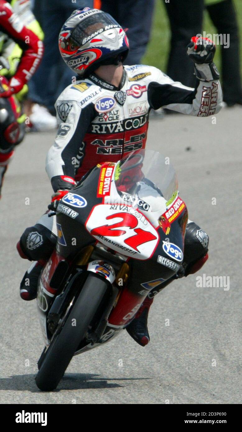 Le pilote français 125cc Arnaud Vincent clenches son poing alors qu'il  célèbre la victoire du Grand Prix allemand de moto sur le circuit  Sachsenring à Hohenstein-Ernstthal le 21 juillet 2002. Vincent a