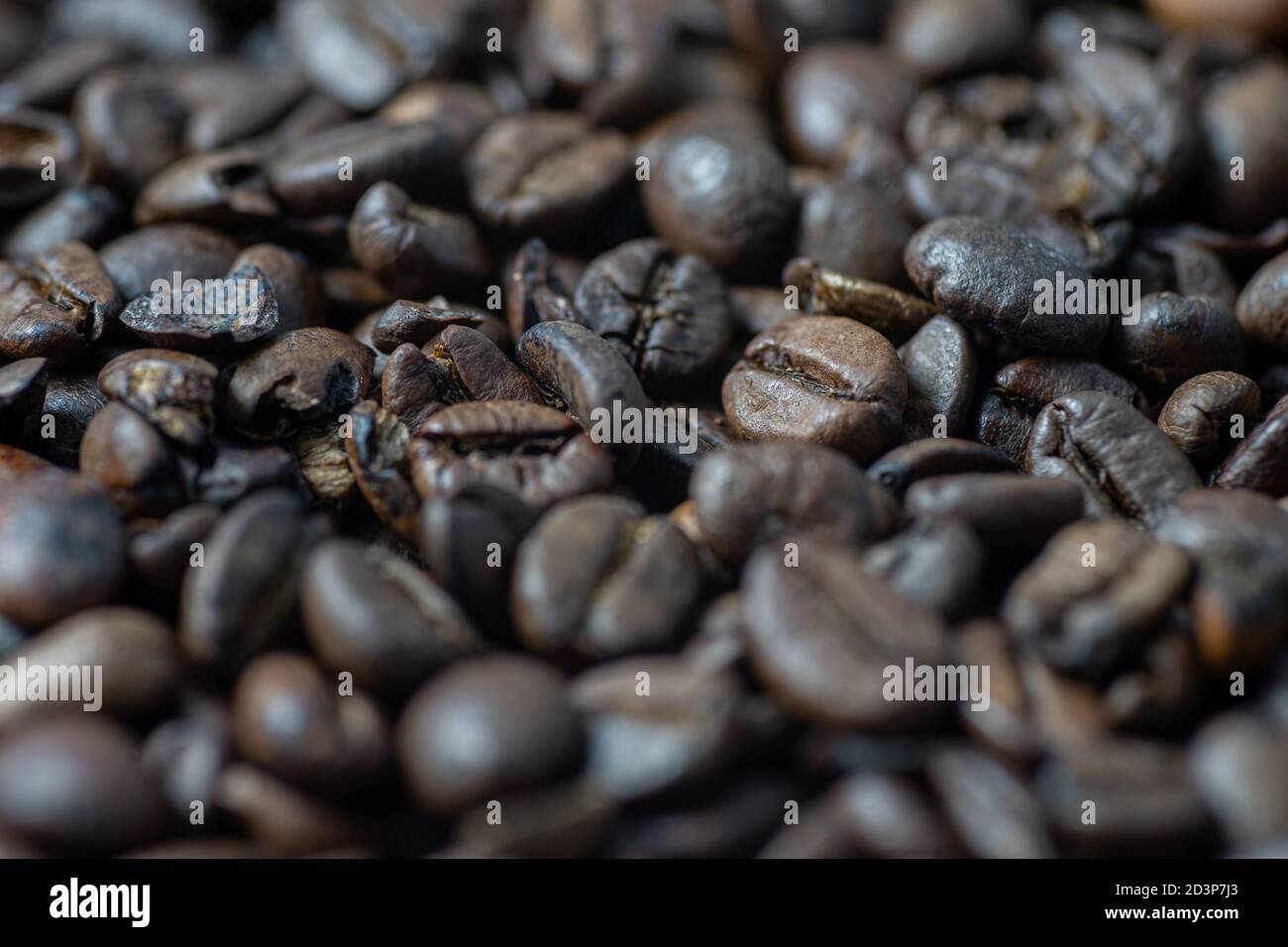 Grains de café torréfiés comme arrière-plan. Perspective Banque D'Images