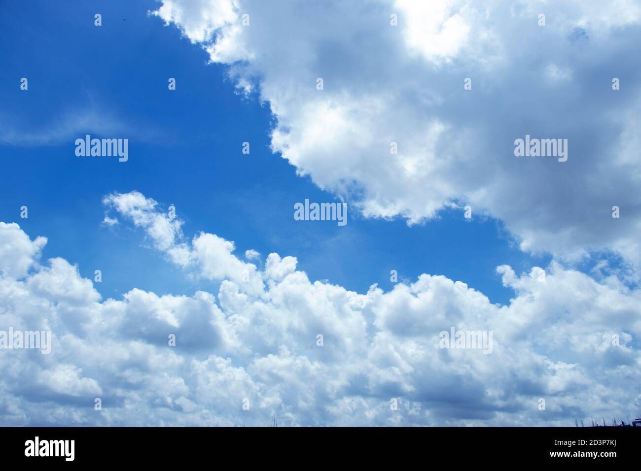 Le fond bleu du ciel avec des nuages spectaculaires est également limpide. Soleil et nuages dans une photo de stock de ciel Banque D'Images