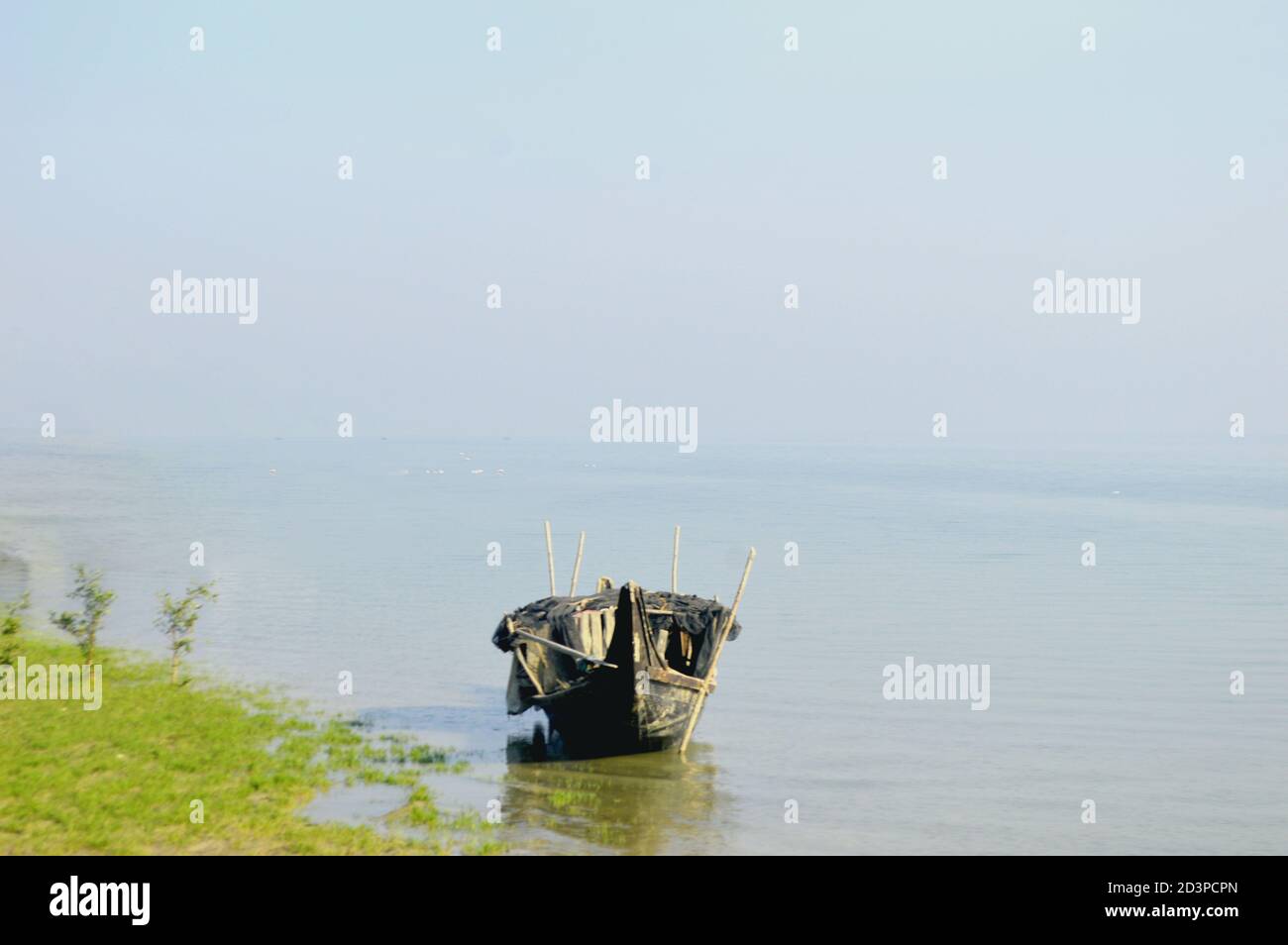Petit bateau de pêche sur la mer dans une journée d'été Banque D'Images