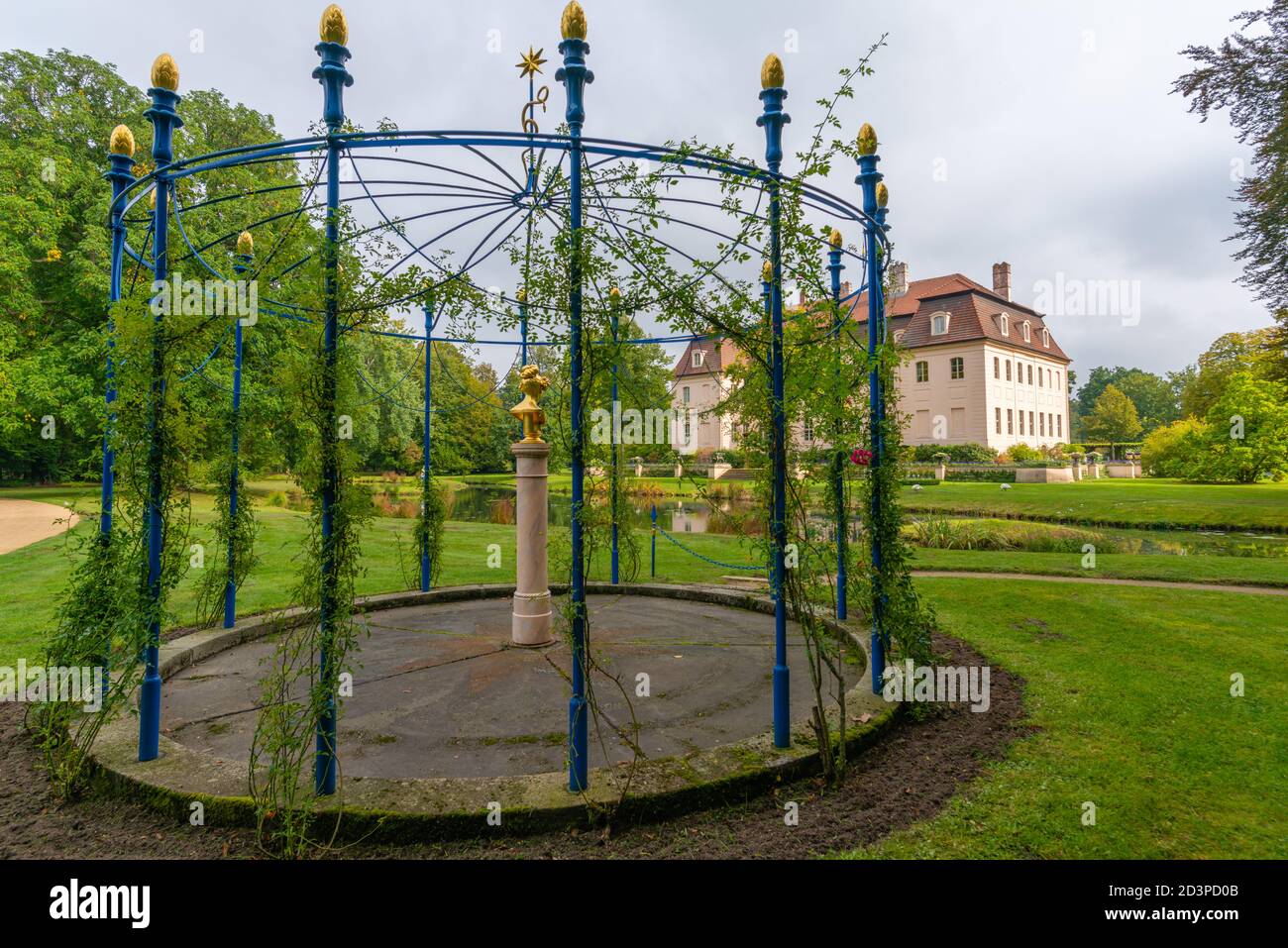 Roseraie au buste doré de Henriette Sontag, palais Fürst Pückler et parc national Branitz, Cottbus, Brandebourg, Allemagne de l'est, Europe Banque D'Images