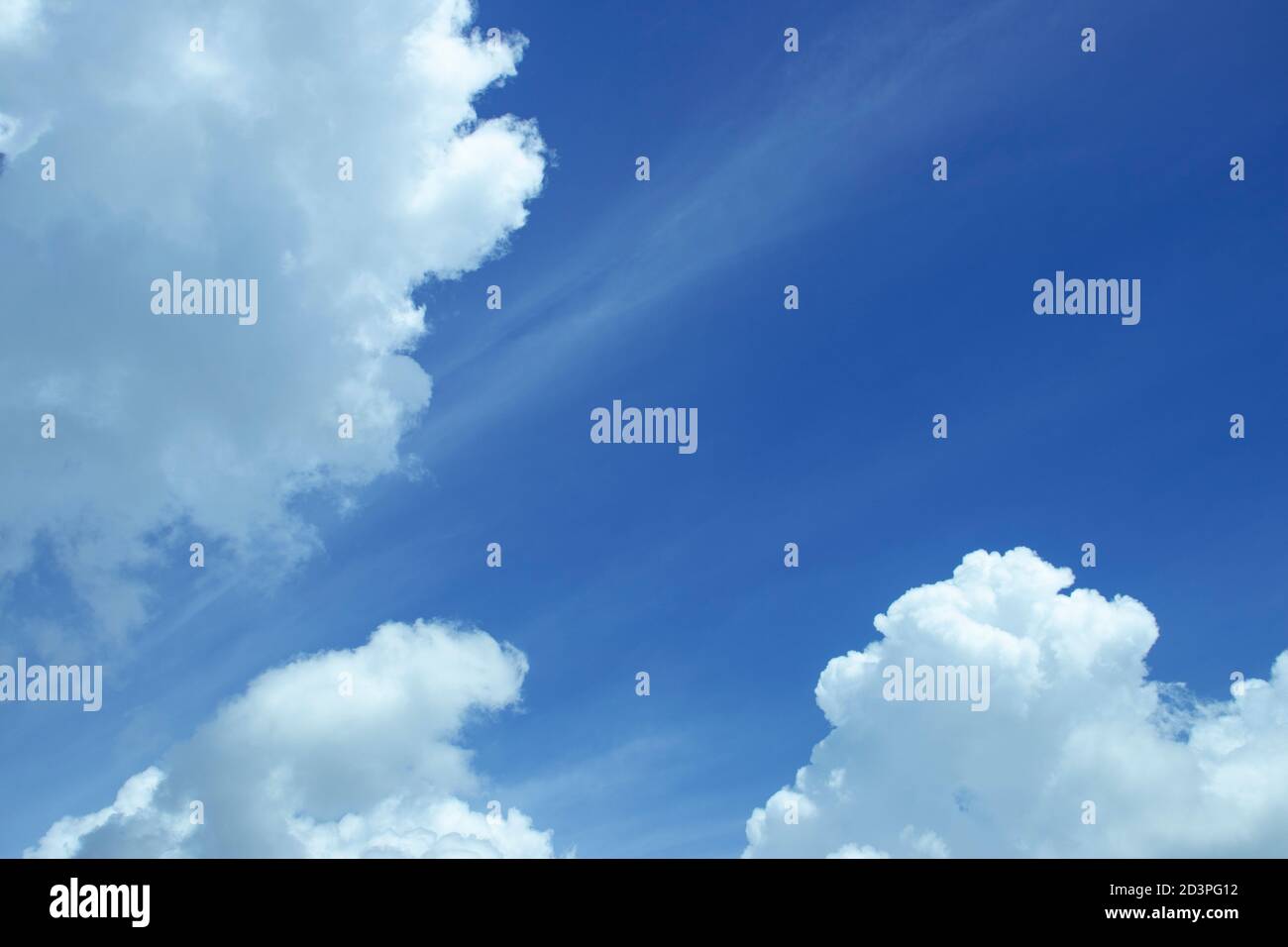 les nuages spectaculaires sont également d'une clarté cristalline. Image de nuages, magnifique fond bleu ciel. Banque D'Images