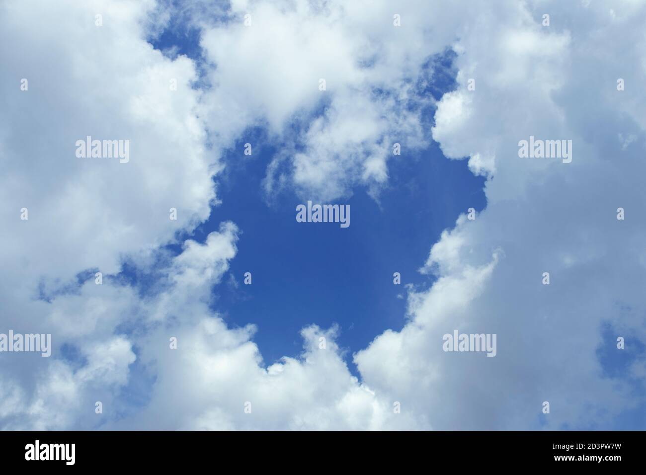 les nuages spectaculaires sont également d'une clarté cristalline. Image de nuages, arrière-plan magnifique. Banque D'Images