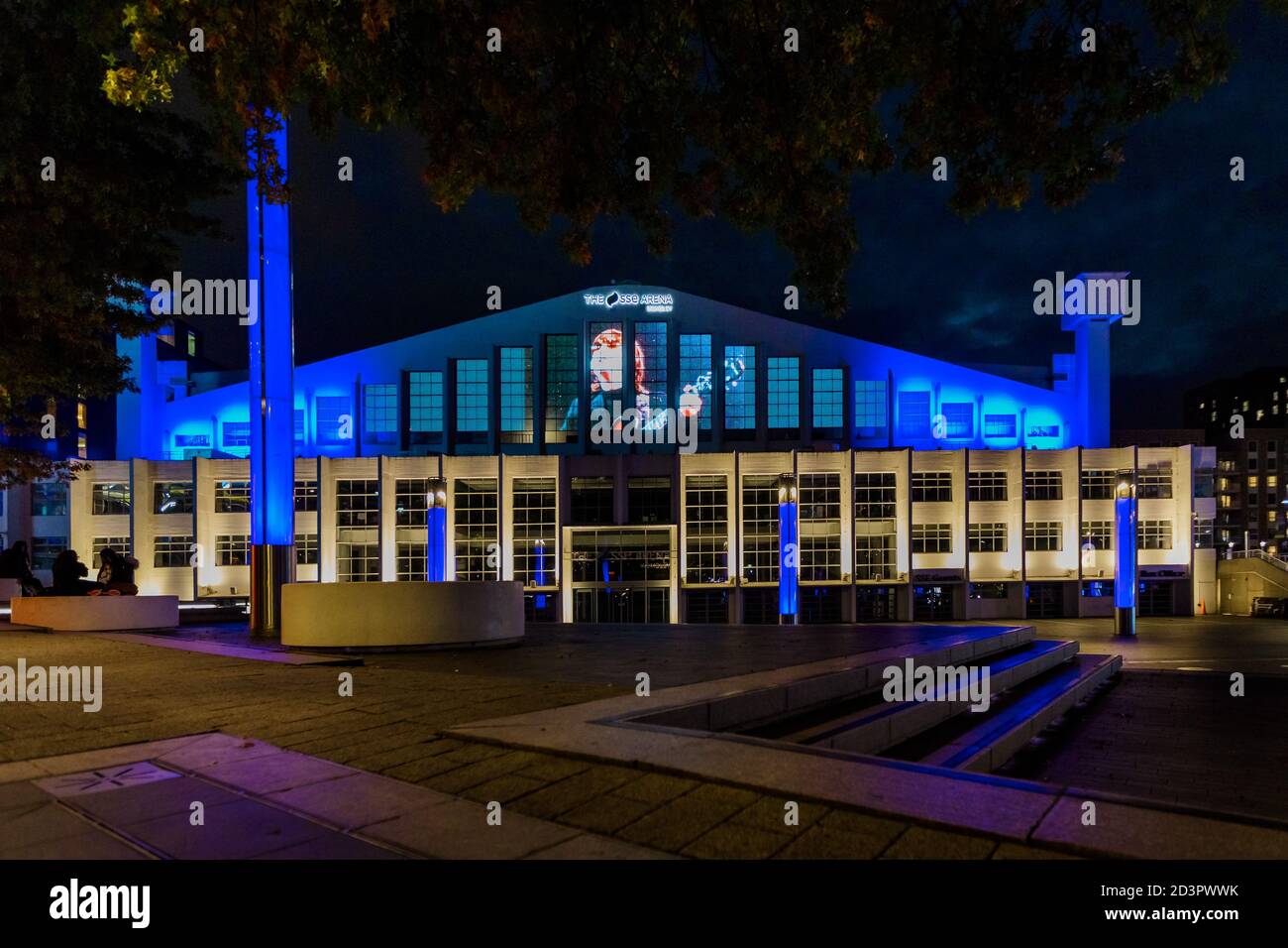 Wembley Park, Londres, Royaume-Uni. 8 octobre 2020.pour commémorer et imaginer le légendaire John Lennon à 80 ans, Wembley Park rend hommage à la star des Beatles en illuminant le stade SSE Arena, Wembley, avec une image d'un moment marquant de l'ère : John Lennon se produit à Empire Pool (maintenant le SSE Arena, Wembley) lors de la dernière représentation du groupe au Royaume-Uni le 1er mai 1966. Amanda Rose/Alamy Live News Banque D'Images